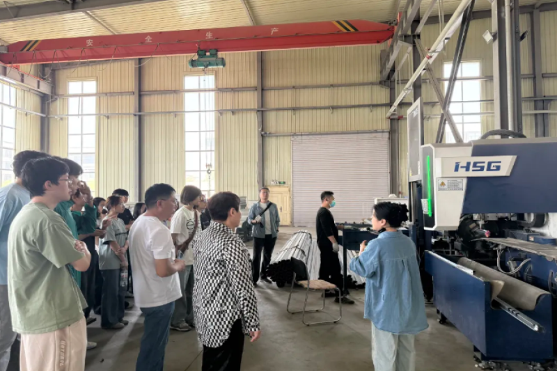 协会搭台，产教相融——哈尔滨市家具协会组织东林师生走进钢制办公家具智造基地研学